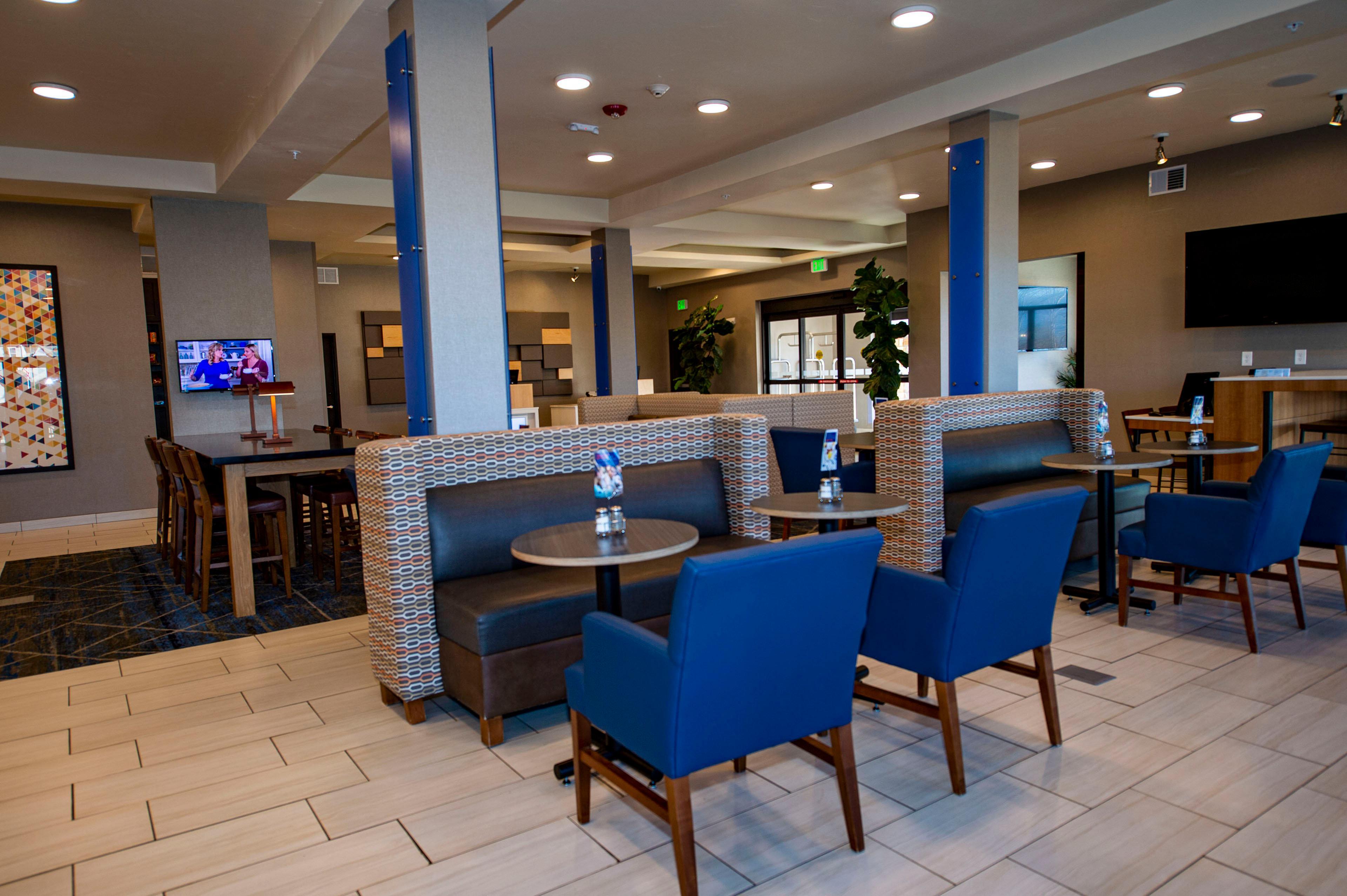 Holiday Inn Express & Suites - Colorado Springs Afa Northgate By Ihg Exterior foto