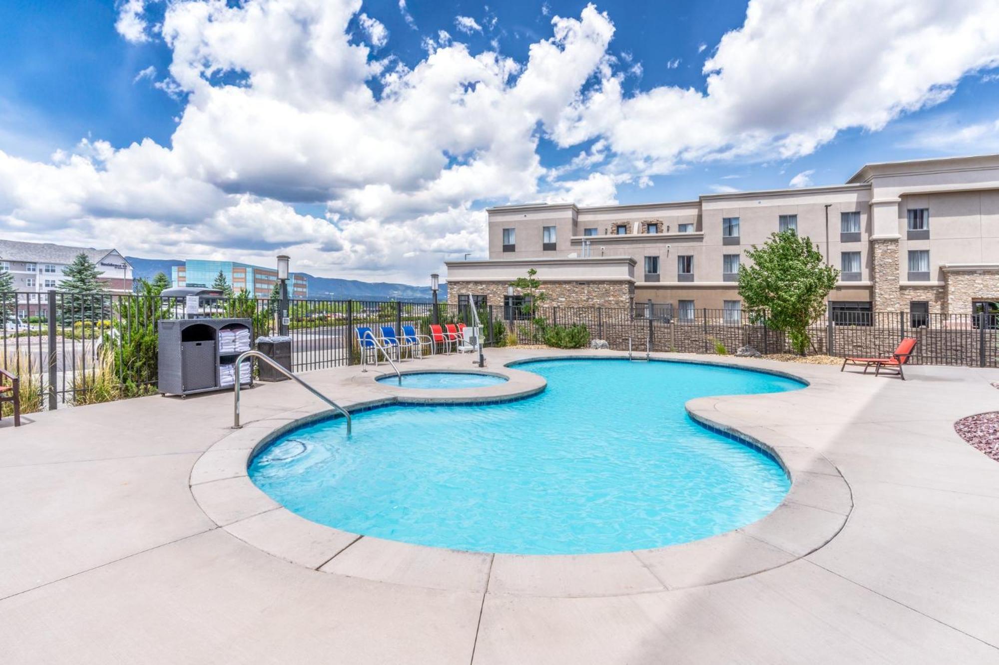 Holiday Inn Express & Suites - Colorado Springs Afa Northgate By Ihg Exterior foto